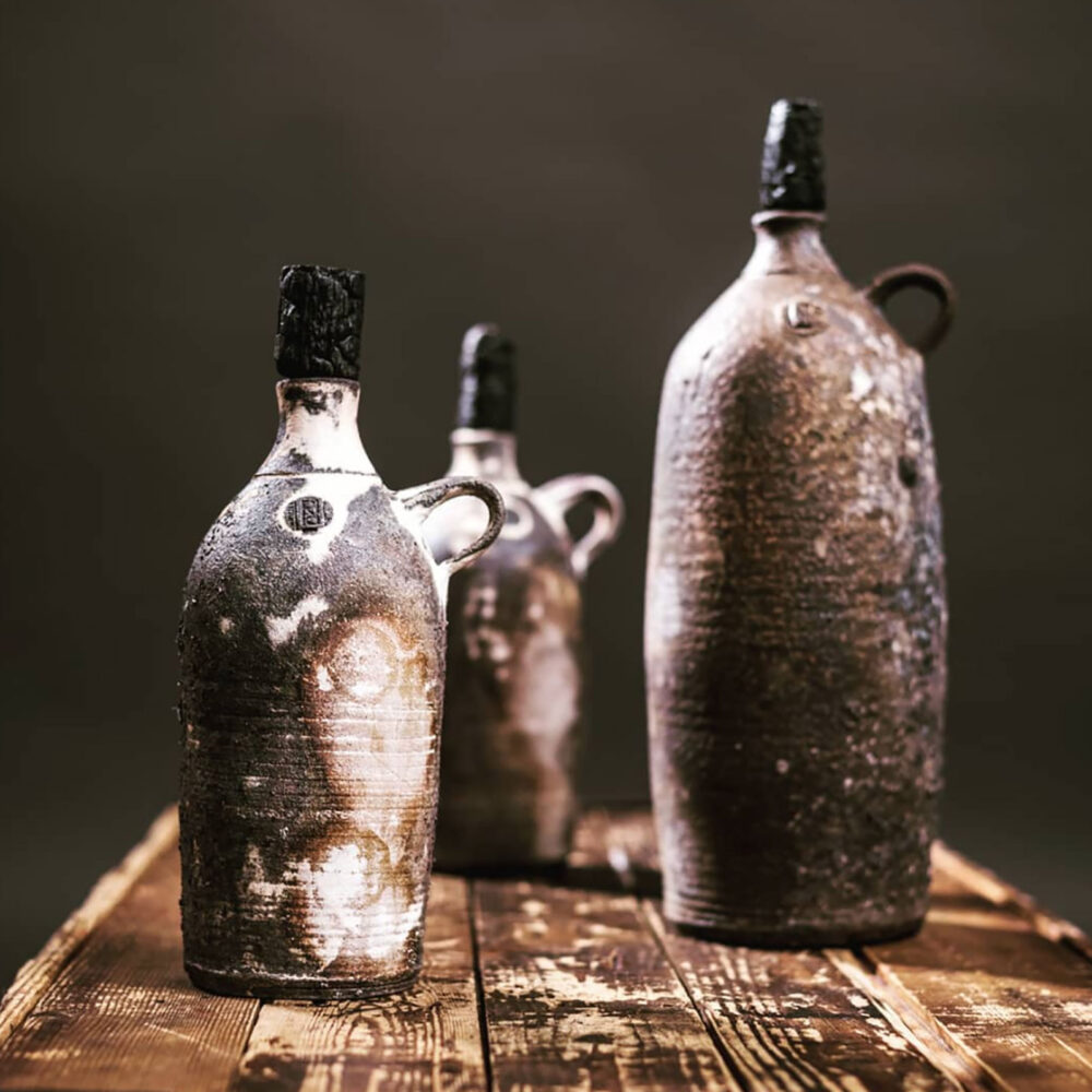 Pulloja Paula Ruuttusen puu-uunissa polttamia pulloja