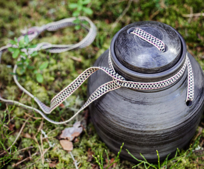 Keraamikko Paula Ruuttusen keraamiset uurnat